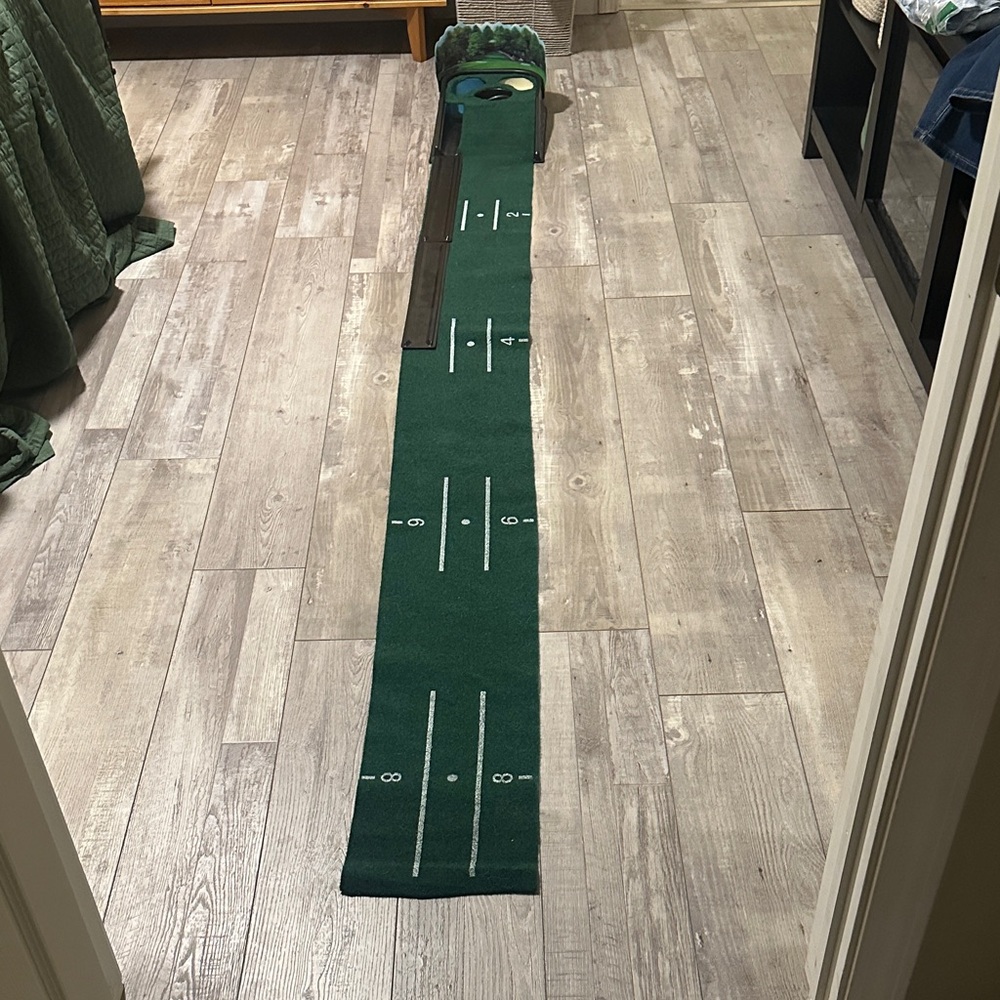 Green Indoor Putting Mat with Alignment Guides